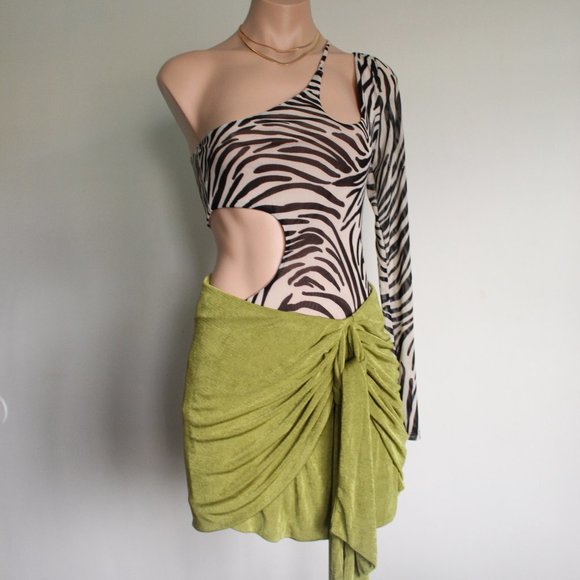 🆕️It Girl Collection// Green Skirt - Picture 7 of 11